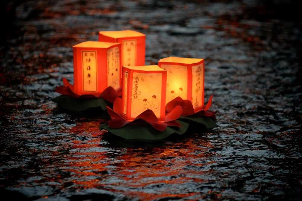 Lễ hội Obon của người Nhật Bản có đến 3 mốc thời gian tổ chức tùy theo địa phương: Bon tháng bảy (Shichigatsu Bon): 15 – 7 dương lịch, Bon cũ (Kyu Bon): 15 – 7 âm lịch, Bon tháng tám (Hatchigatsu Bon): 15 – 8 dương lịch. Trong đó, Hatchigatsu Bon là lễ hội lớn nhất được tổ chức tại Kyoto và thu hút lượng lớn người dân và khách du lịch tham gia. (Ảnh: Japan Times)
