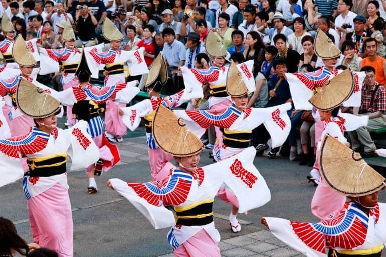 Tương truyền, vũ điệu Bon-Odori được bắt nguồn từ câu chuyện về Phật tử Mokuren. Đến nay, điệu nhảy Bon-Odori đã phát triển thành rất nhiều phong cách khác nhau và ngay cả nhạc nền cũng tùy theo từng vùng. Kiểu truyền thống điển hình là các vũ công nhảy múa vòng tròn quanh một giàn gỗ gọi là Yakura. (Ảnh: Kyodo News)