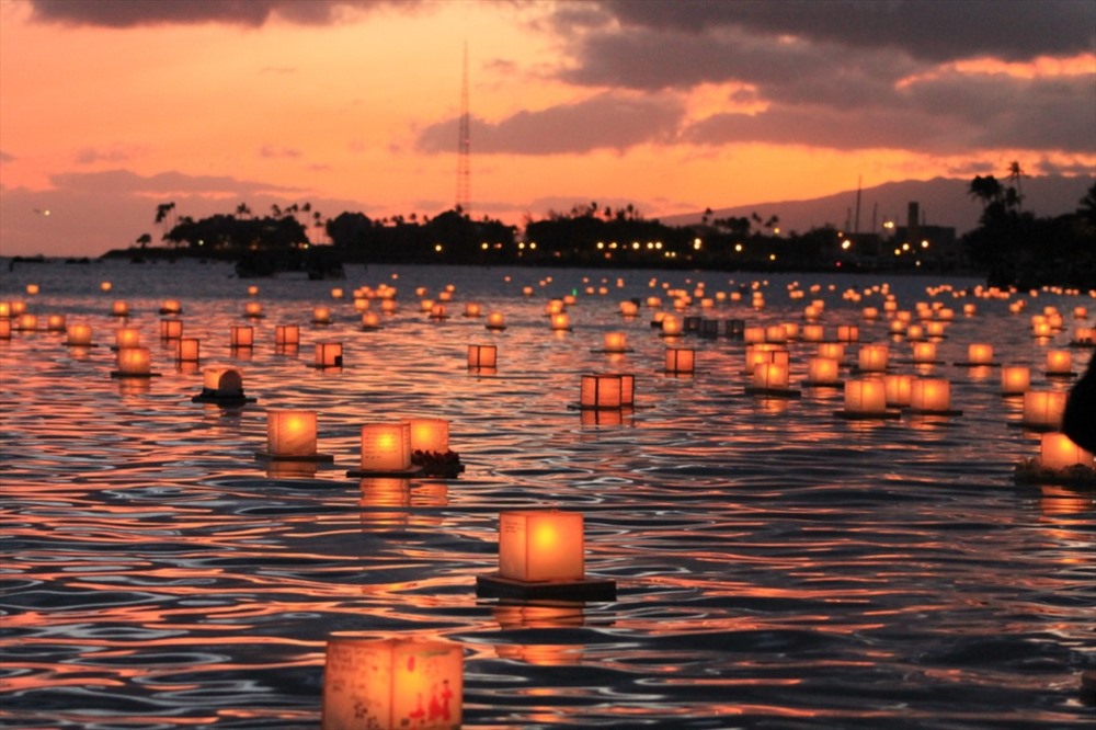 Kết thúc lễ hội Obon, người Nhật Bản sẽ thả vô số những đèn hoa đăng trên mặt nước, còn gọi là nghi thức Togo Nagashi. Đây được thay cho lời chào tạm biệt để các linh hồn tổ tiên có thể trở về thế giới riêng của họ sau chuyến viếng thăm con cháu. (Ảnh: Rafu Shimpo)