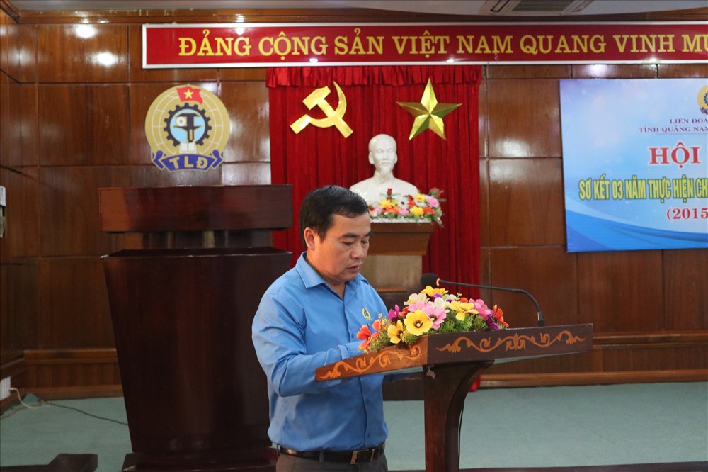 Ông Phan Xuân Quang, Chủ tịch  Chủ tịch LĐLĐ tỉnh Quảng Nam phát biểu tại hội nghị. Ảnh: Đ.V