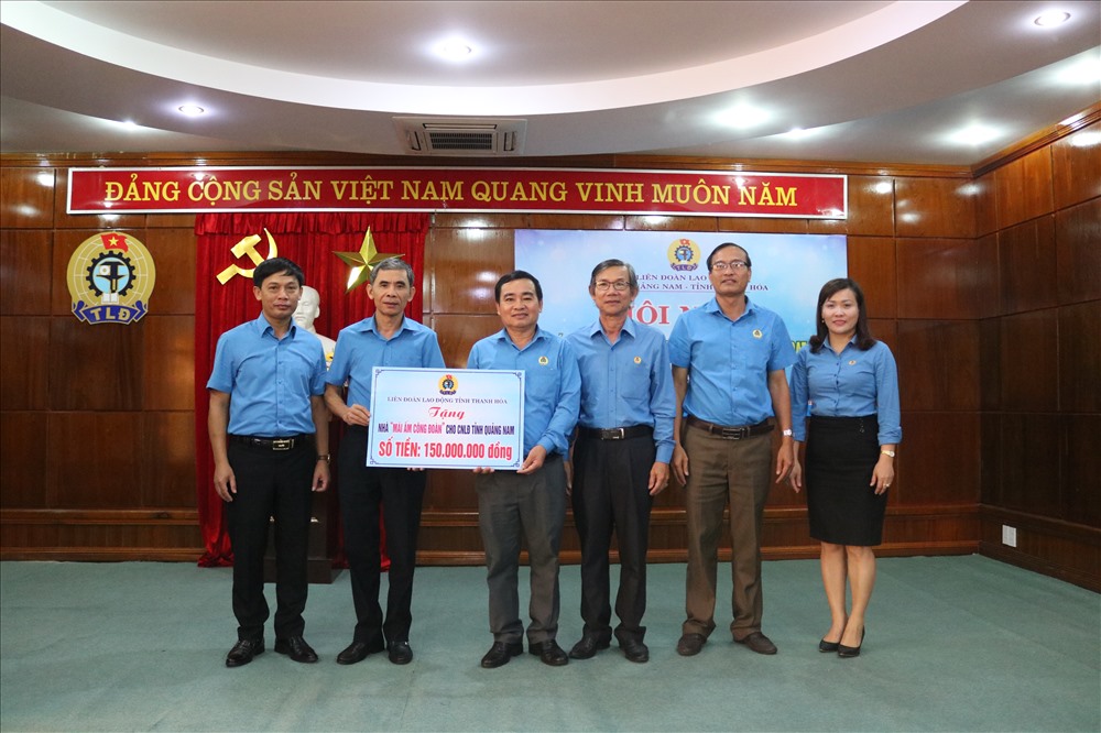 LĐLĐ tỉnh Thanh Hóa trao tặng nhà Mái ấm Công Đoàn cho công nhân lao động Quảng Nam. Ảnh: Đ.V