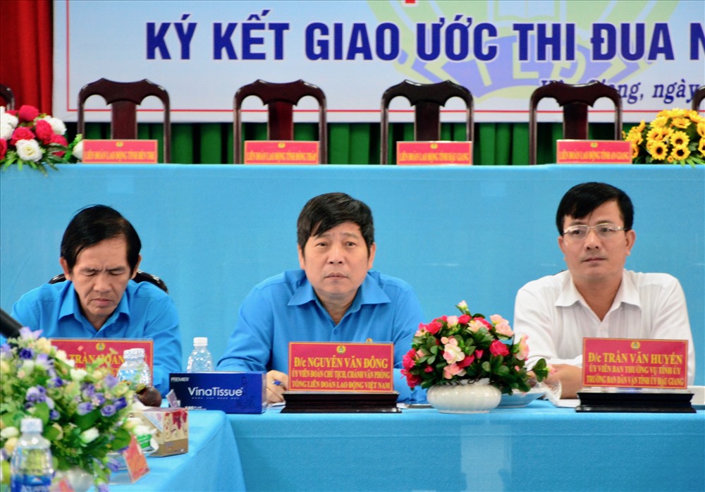 đồng chí Nguyễn Văn Đông – UV Đoàn Chủ tịch, Chánh Văn phòng Tổng LĐLĐVN chỉ đạo tại hội nghị