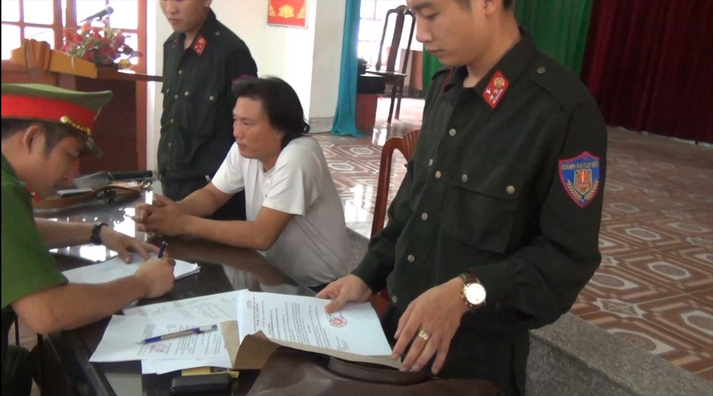 Lực lượng chức năng làm các thủ tục còn lại để áp giải đối tượng Sơn về trụ sở công an Hà Tĩnh