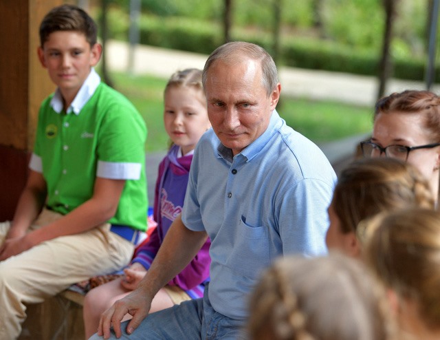 Tổng thống Nga Vladimir Putin đến thăm Trung tâm trẻ em quốc tế “Artek” - Ảnh: RIA Novosti