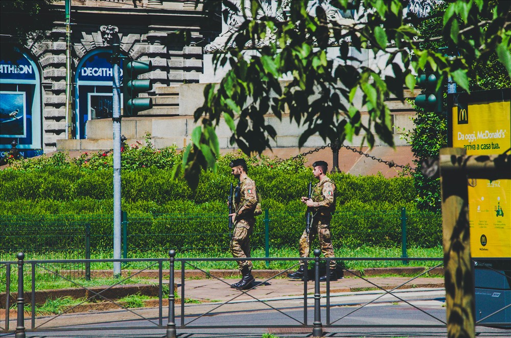 Cảnh sát đi tuần trên đường phố. Trần Ánh Dương