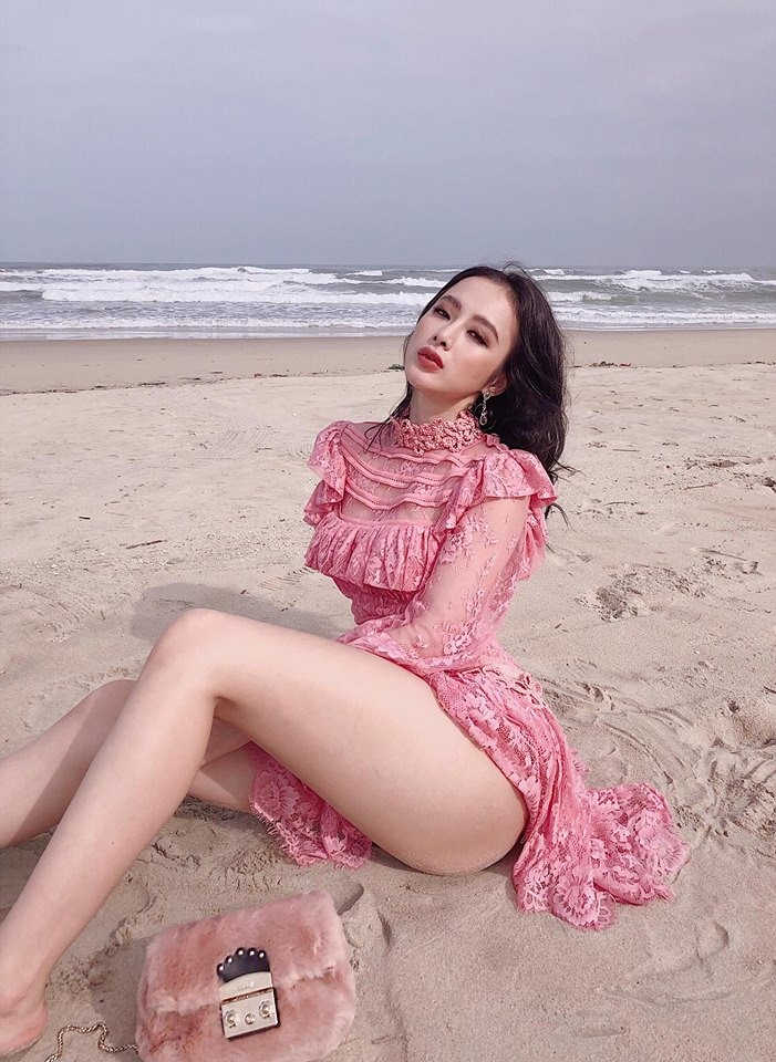 Ngắm trọn thân hình 'đồng hồ cát' bốc lửa của Angela Phương Trinh.