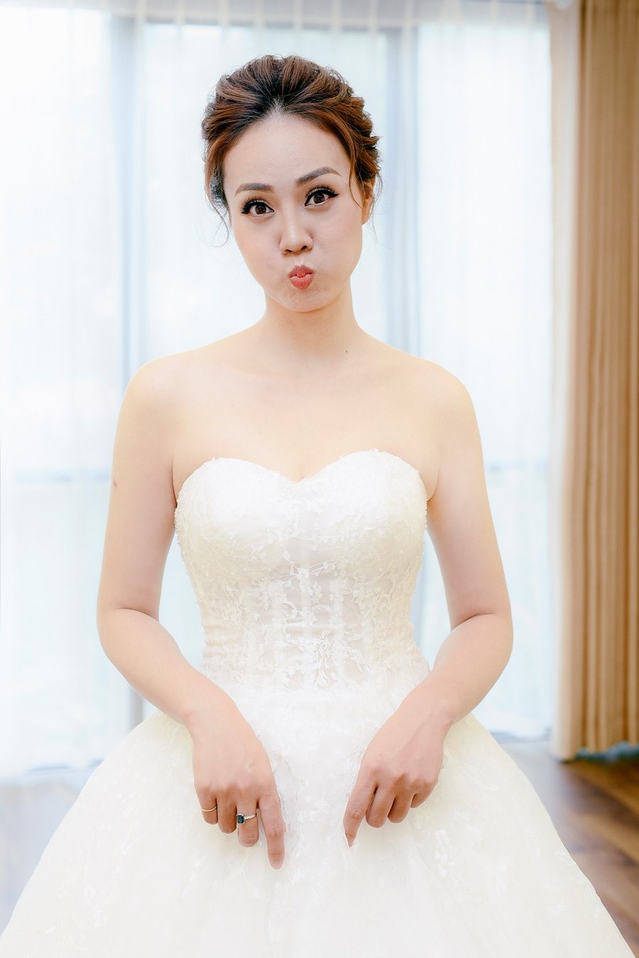 Ngọc Hà làm biểu cảm trẻ trung trong hậu trường chụp ảnh áo cưới.
