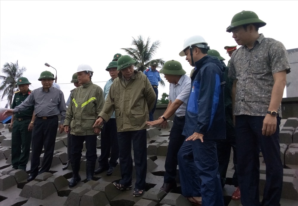 Bộ trưởng Bộ NN&PTNT kiểm tra công tác phòng chống lụt bão ở Đồ Sơn (Hải Phòng). Ảnh: CTV