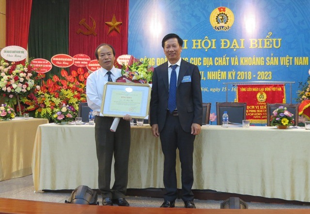 Ông Lê Hồng Thái - Chủ tịch Công đoàn Tổng cục Địa chất và Khoáng sản VN khóa I (bên trái) nhận Bằng khen của Tổng LĐLĐVN tặng. Ảnh: Xuân Trường