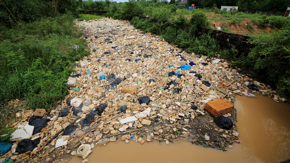 Thu gom rác thải nhựa trên sông  Buriganga ở Dhaka, Bangladesh.