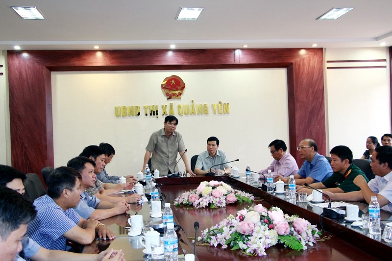 Bộ trưởng BộNN&PTNT Nguyễn Xuân Cường chủ trì cuộc họp đối phó với với cơn bão số 4 tại Quảng Ninh. Ảnh: QTV