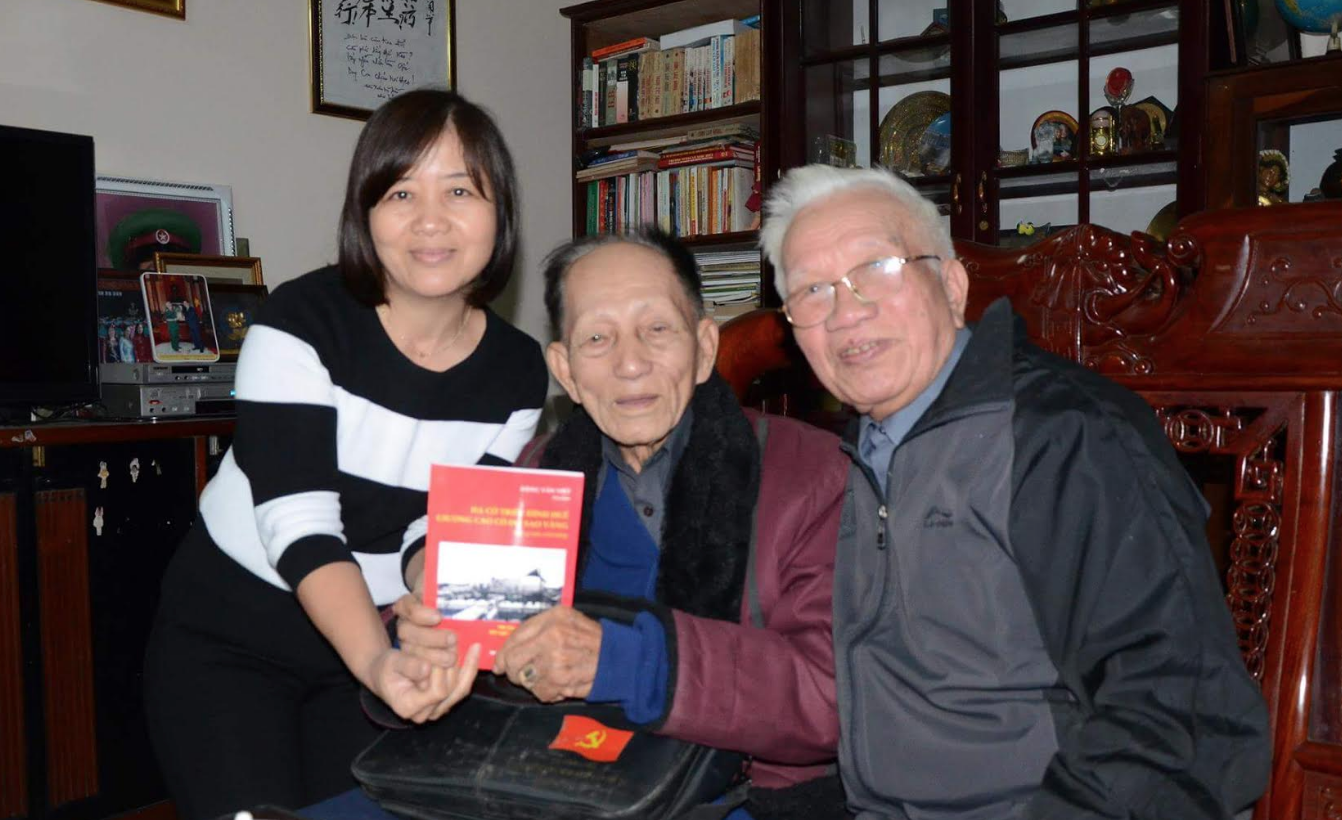 Ông Đặng Văn Việt (giữa) trong lần đến tặng sách cho Trung tướng Khuất Duy Tiến. Ảnh: HN