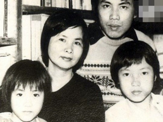 BTV Lưu Minh Vũ (ngoài cùng, bên phải cùng bố má và em trai ngày trước).
