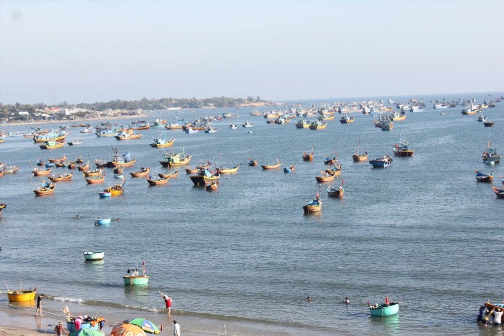 Nằm trên đường Huỳnh Thúc Kháng, làng chài Mũi Né thu hút du khách bởi bờ biển dài hơn 1km với cảnh buôn bán tấp nập của ngư dân làng chài. Ảnh: MP