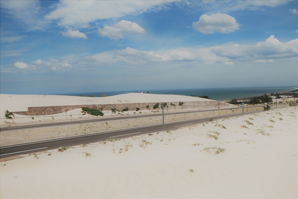 Biển xanh ngắt, Bàu Trắng cát mịn bay bay trong gió dưới cái nắng gắt của Bình Thuận tạo nên khung cảnh độc đáo, đáng để chụp vài bức hình lưu niệm cho chuyến đi. Ảnh: MP