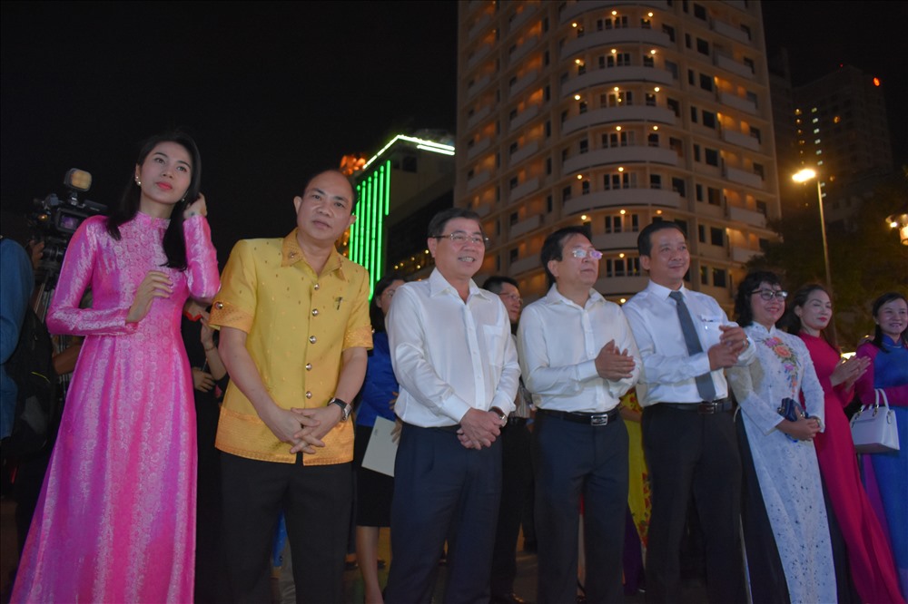 NSND Vương Duy Biên – Thứ trưởng Bộ Văn hóa, Thể thao và Du lịch, kiêm tổng đạo diễn chương trình chụp ảnh cùng các đại biểu, khách mời tham dự chương trình