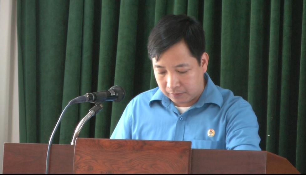Chủ tịch LĐLĐ huyên Quỳnh Nhai Nguyễn Văn Hưởng phát biểu tại lớp tập huấn.