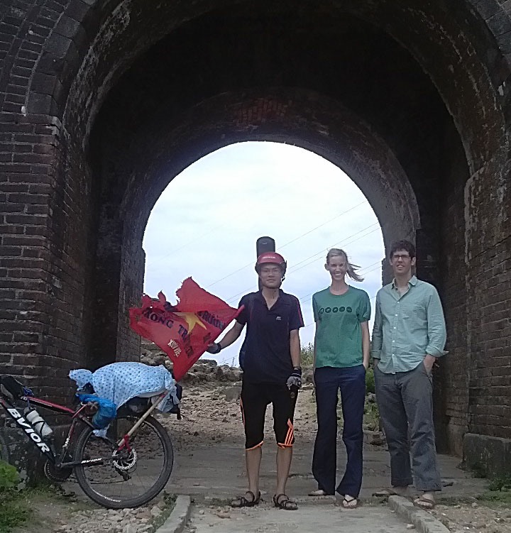 Tôi và các du khách nước ngoài ở cổng Hải Vân Quan trên đỉnh Đèo Hải Vân - ngày 20.8.2014.