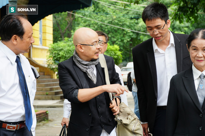 Luật sư Trương Thị Hòa, nữ mặc áo đen bên phải trong một lần cùng ông Đặng Lê Nguyên Vũ đến tòa. Ảnh SOHA