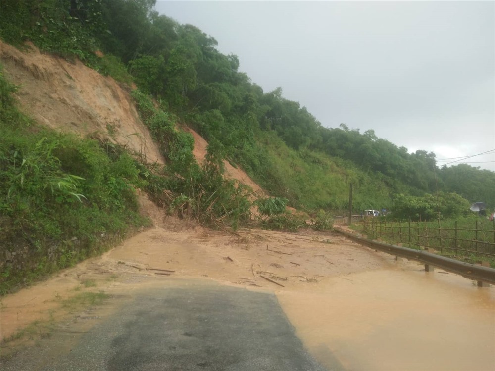 1.	Tuyến đường 7, đoạn qua dốc Chó thuộc địa phận xã Lạng Khê, huyện Con Cuông (Nghệ An) cũng đã xẩy ra sạt lở nghiêm trọng