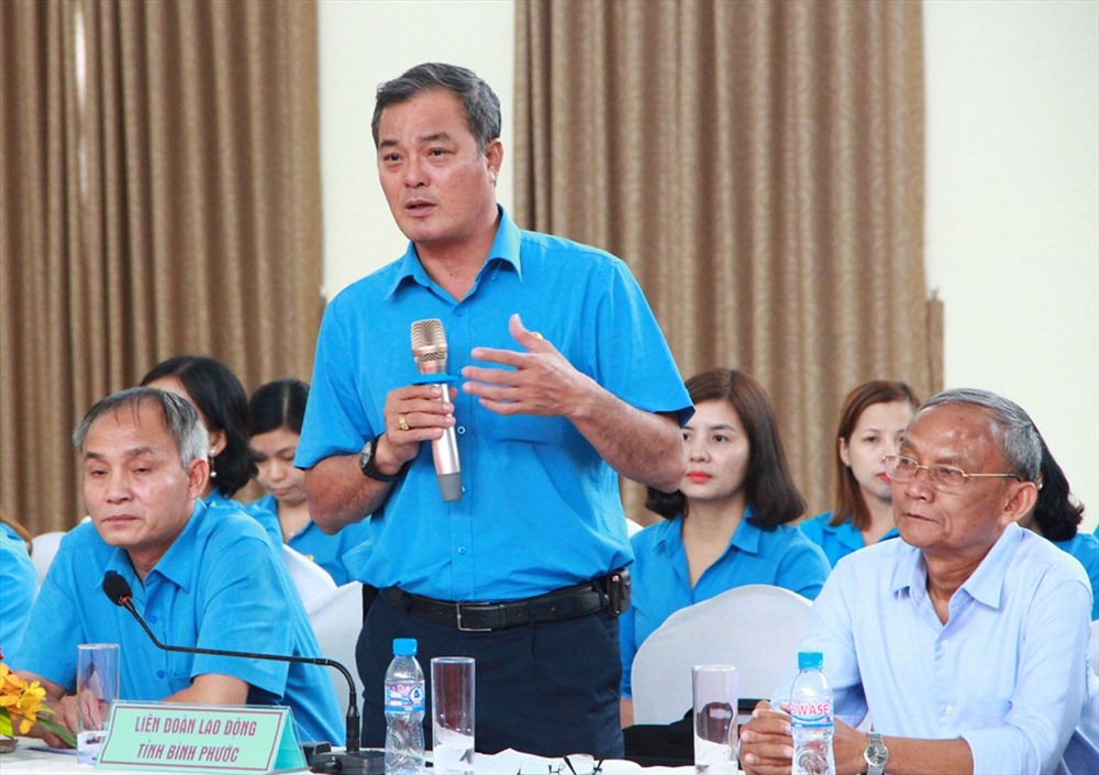 Ông Nguyễn Hồng Trà – Chủ tịch LĐLĐ tỉnh Bình Phước phát biểu chia sẻ kinh nghiệm trong công tác bảo vệ quyền và lợi ích hợp pháp cho NLĐ tại Bình Phước.