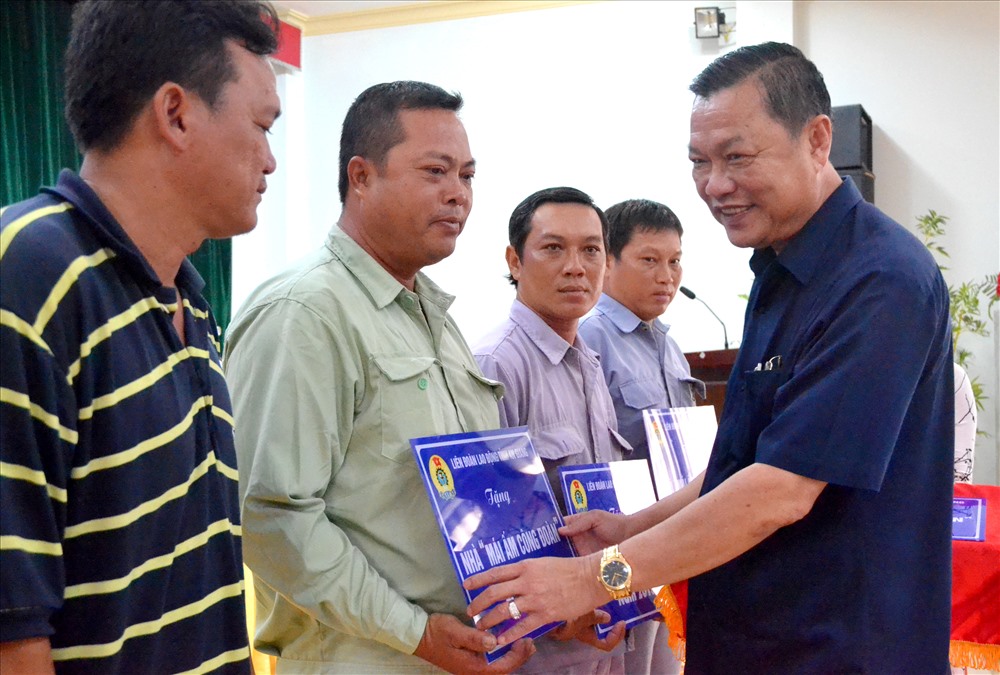 Phó Bí thư Thường trực Tỉnh ủy An Giang Võ Anh Kiệt trao Nhà MÂCĐ cho đoàn viên khó khăn nhà ở. Ảnh: Lục Tùng