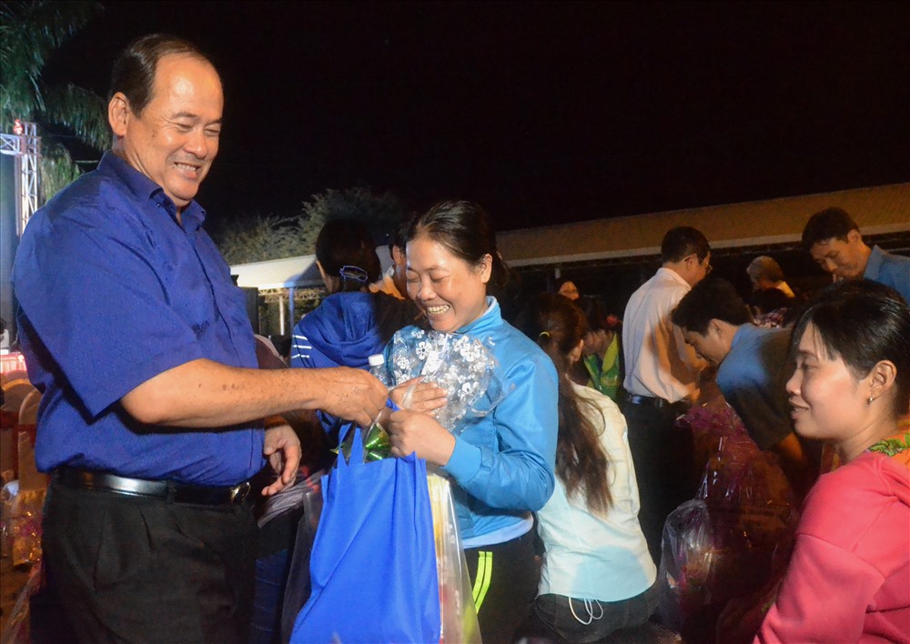 Phó Chủ tịch UBND tỉnh Nguyễn Thanh Bình mang quà xuống tận nơi công nhân đang làm việc tại KCN Bình Hòa (Châu Thành) để trao. Ảnh: Lục Tùng