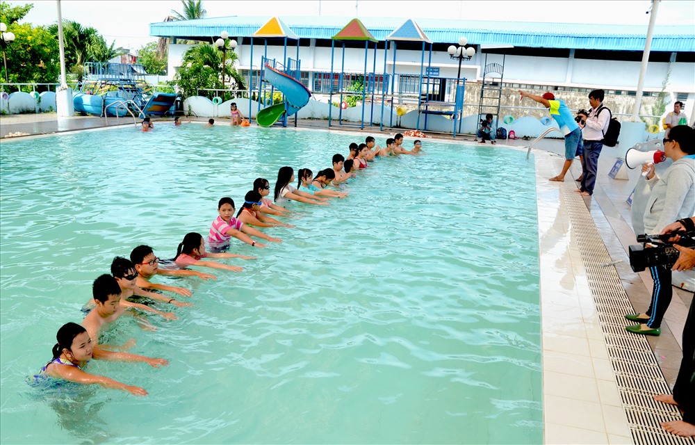 Tổ chức lớp học bơi hè miễn phí cho con đoàn viên, CNLĐ. Ảnh: Lục Tùng