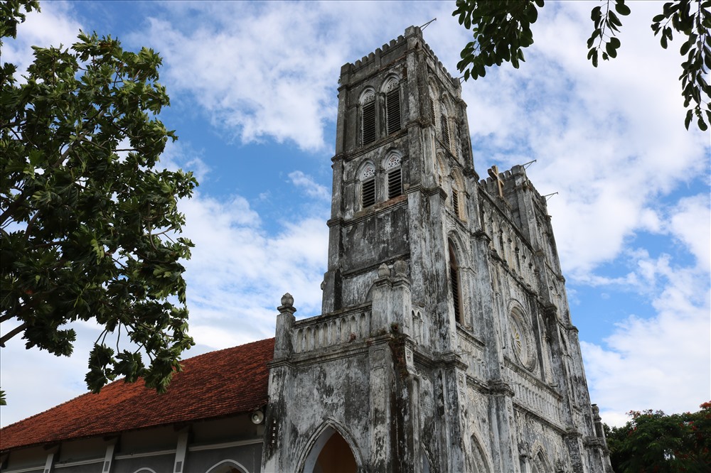 Được xây dựng từ năm 1892, Nhà thờ Mằng Lăng là một trong những nhà thờ lâu đời nhất ở Việt Nam.