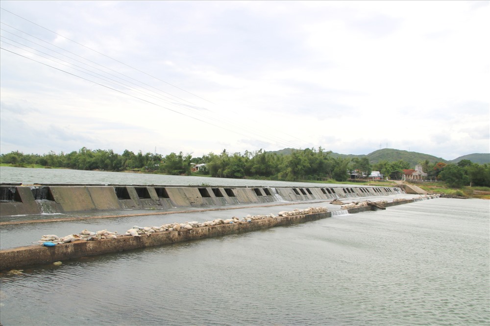 Những dòng nước trắng xóa từ trên đập đổ xuống trông mượt mà, trắng tinh khôi như làn da của cô thiếu nữ tuổi trăng tròn. Ảnh: P.Nhơn