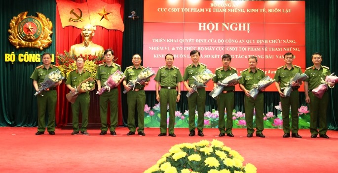 Thứ trưởng Lê Quý Vương tặng hoa lãnh đạo Cục Cảnh sát kinh tế. Ảnh: Bộ Công an