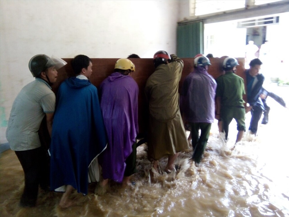 Lực lượng dân quân tự về kết hợp cùng với công an huyện Quan Hóa giúp người dân di dời tài sản phòng chống bão số 4