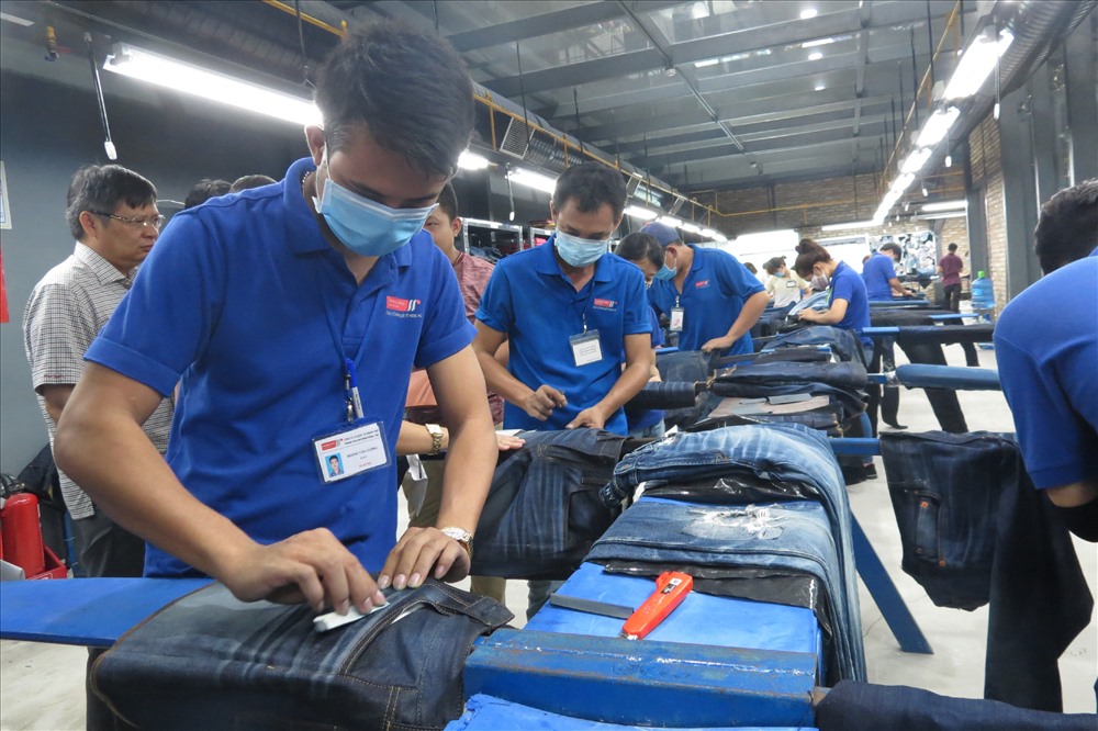 Mặc dù Cty CP Quốc tế Phong Phú đã có máy wash laser nhưng một số khách hàng vẫn yêu cầu công nhân wash bằng tay.Ảnh: L.T 