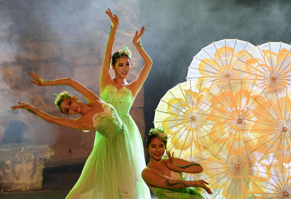 Các vũ nữ Trung Quốc tại Liên hoan quốc tế Carthage ở Tunisia - Ảnh: AFP
