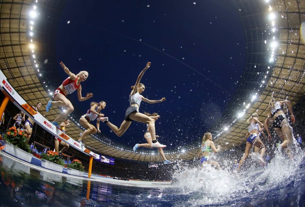 VĐV nữ chạy 3.000 mét vượt chướng ngại vật trong Giải Vô địch châu Âu về các môn thể thao mùa hè ở Berlin - Ảnh: Reuters