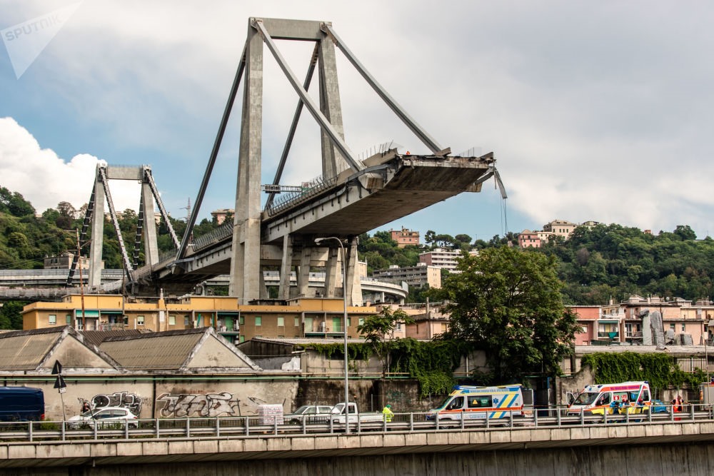 Hiện trường vụ sập cầu đường bộ Morandi ở Genoa, Ý - Ảnh: Sputnik