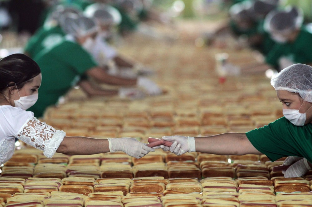 Chuẩn bị chiếc xúc xích khủng, cố gắng phá kỷ lục Guinness về món hotdog dài nhất thế giới ở Guadalajara, Mexico - Ảnh: AFP
