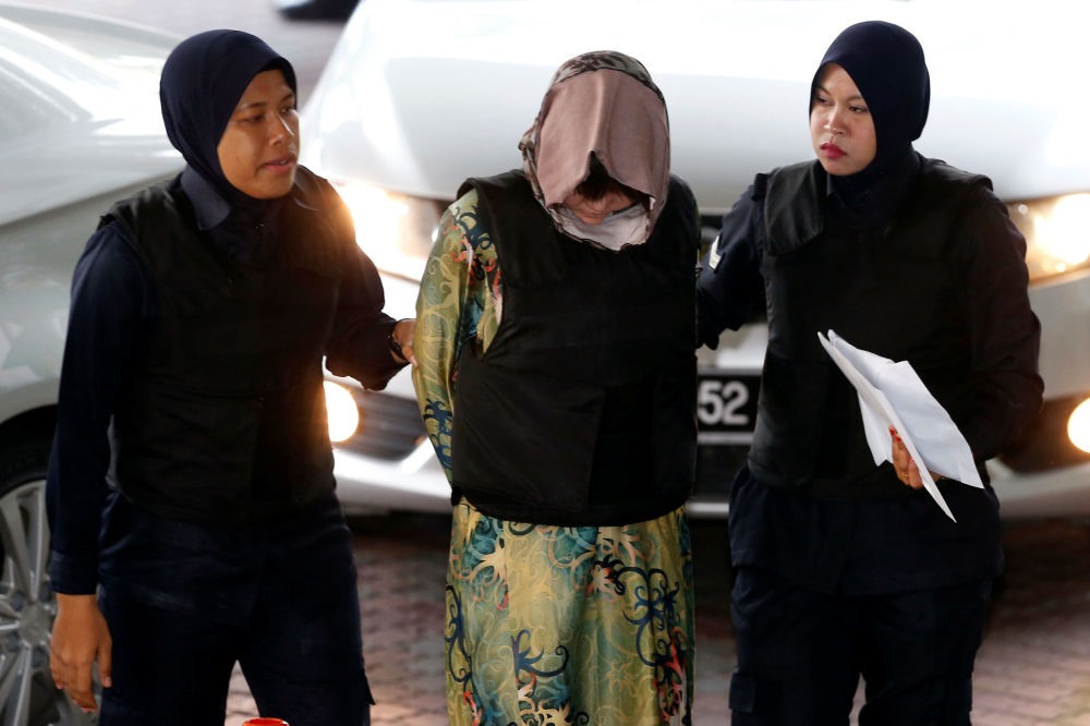 Bị cáo Đoàn Thị Hương được đưa tới tòa dự phiên tuyên án - Ảnh: Reuters
