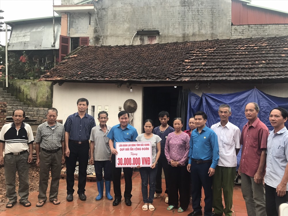 Đồng chí Nguyễn Văn Bắc, Phó Chủ tịch LĐLĐ tỉnh trao kinh phí hỗ trợ cho gia đình đoàn viên Nguyễn Thị Quế.