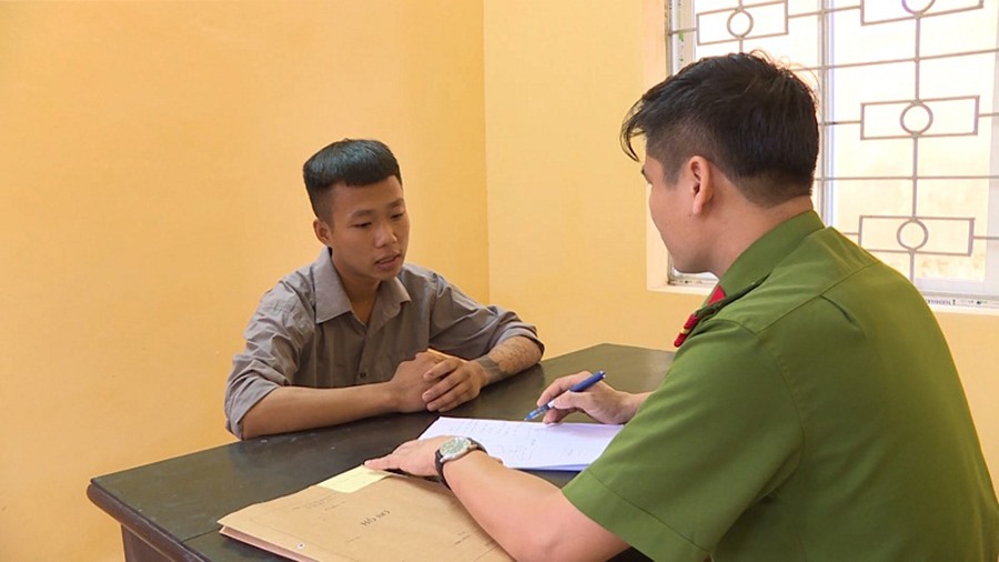 Đối tượng Nguyễn Văn Hòa khai báo tại cơ quan điều tra.