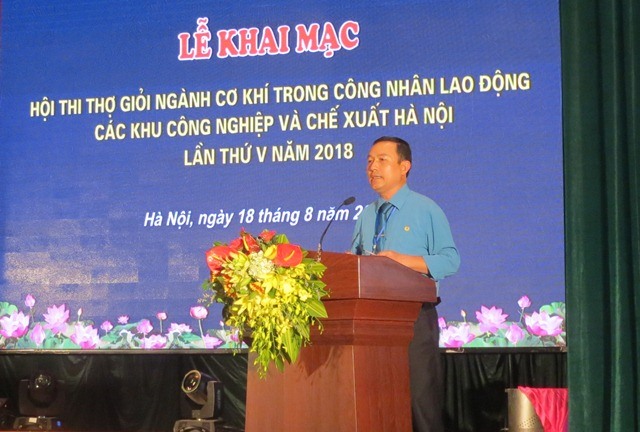Chủ tịch CĐ các KCN - CX Hà Nội Đinh Quốc Toản phát biểu khai mạc hội thi. Ảnh: Xuân Trường