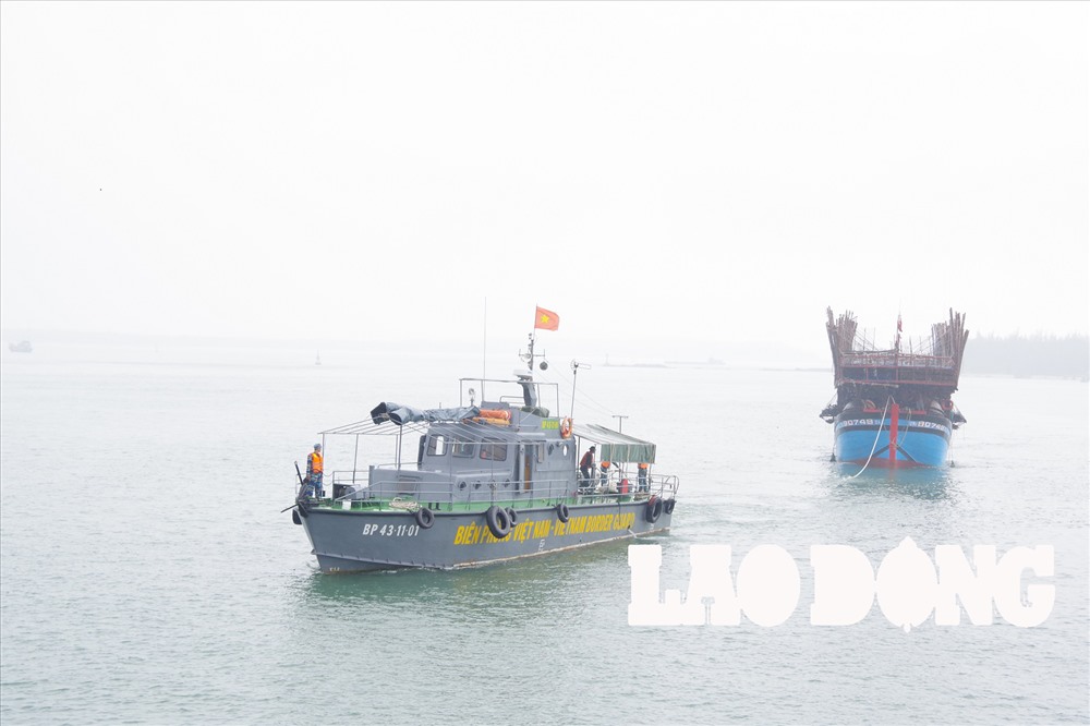 Tàu của Bộ đội Biên phòng đang lai dắt một tàu câu mực ở Quảng Nam gặp sự cố vào bờ.