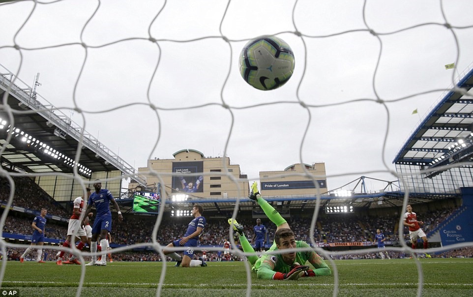 Kepa bất lực nhìn bóng đi vào lưới trong bàn thắng của Iwobi. Ảnh: AP.