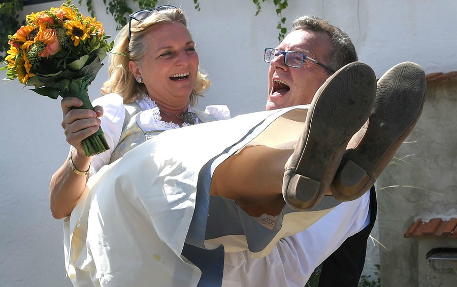 Ngoại trưởng Kneissl kết hôn với doanh nhân Wolfgang Meilinger. Ảnh: Reuters