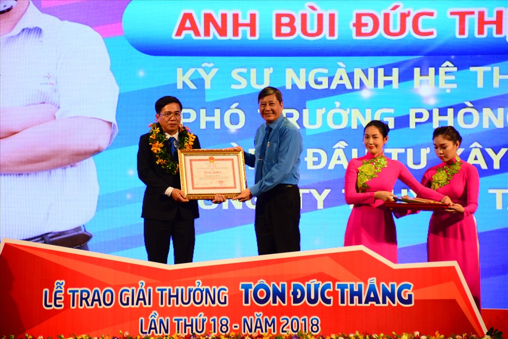 Phó Chủ tịch Thường trực Tổng LĐLĐ Việt Nam Trần Thanh Hải chúc mừng anh Bùi Đức Thịnh (Cty Truyền tải Điện 4)