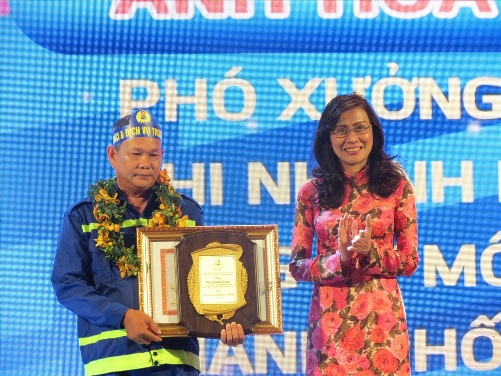 Phó Chủ tịch UBND TP Nguyễn Thị Thu chúc mừng anh Hứa Minh Tuấn (Cty Môi trường Đô thị TP)