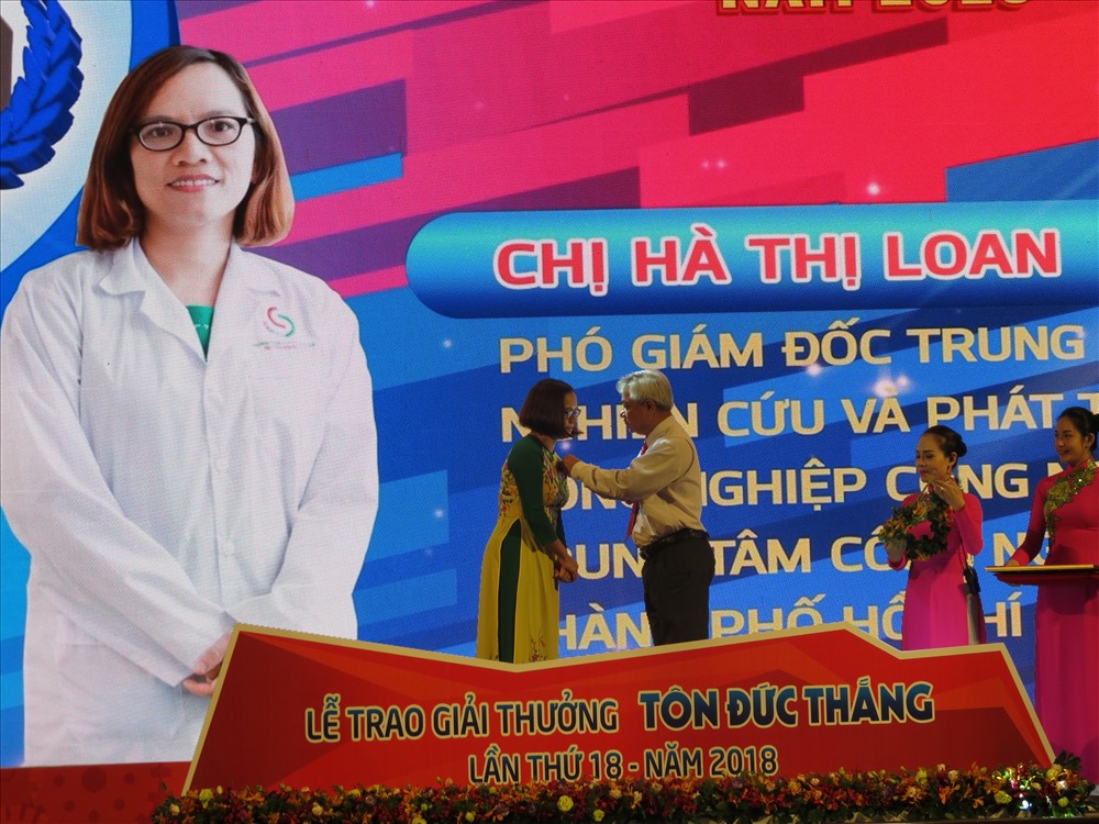 Chị Hà Thị Loan (Trung tâm Công nghệ Sinh học TP) là cá nhân nữ duy nhất được nhận giải thưởng Tôn Đức Thắng năm 2018