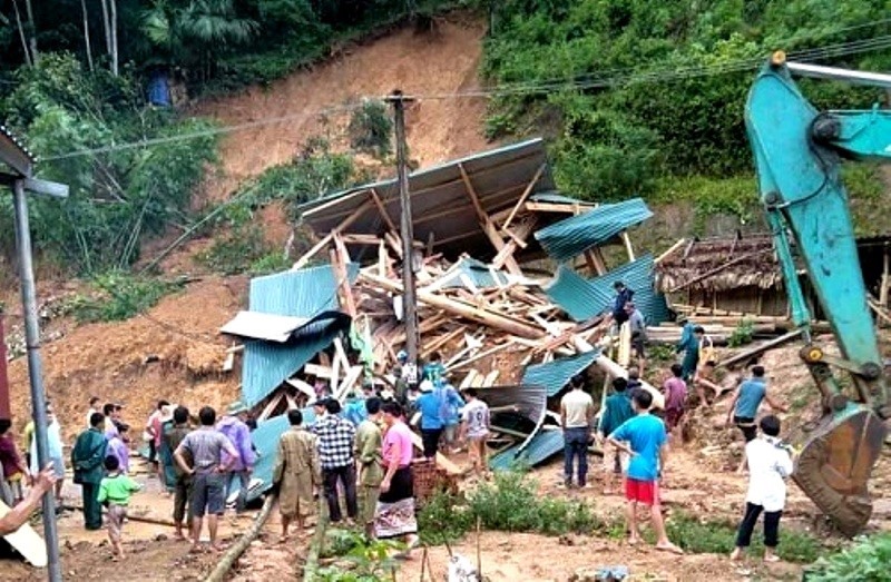 Sạt lở khiến một ngôi nhà tại huyện Quan Sơn (Thanh Hóa) bị sập đổ hoàn toàn (Ảnh: Quách Du)