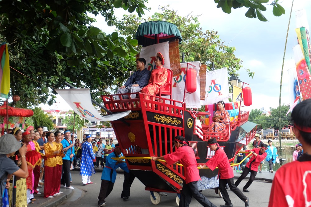 Nghi thức cũng tái hiện hình ảnh chiếc thuyền rước dâu quay 3 vòng tròn thể hiện sự bái vọng của Công nữ Ngọc Hoa đối với quê cha, đất tổ trước khi theo chồng về Nhật Bản.