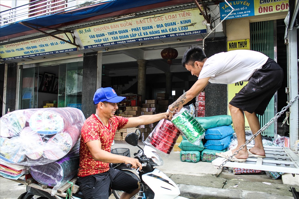 Những ngày này, không khí chuẩn bị hàng hóa cho dịp 15.7 âm lịch đã bắt đầu nhộn nhịp.